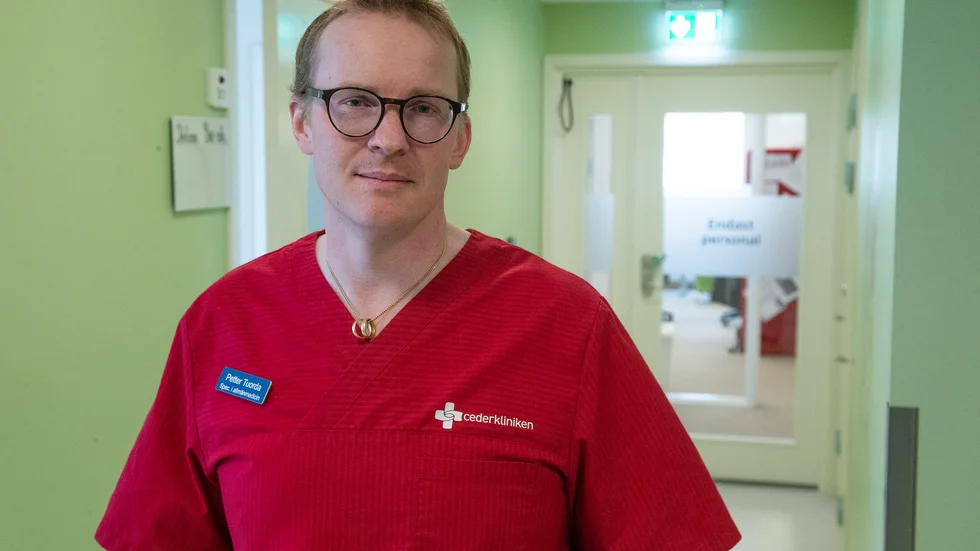 Petter Tuorda, verksamhetschef vid Cederkliniken, säger att det alltid sker en individuell bedömning när patienter söker vård. "Vi arbetar efter en triageringsmall för att kunna hänvisa eller boka in patienterna på rätt vårdnivå direkt." (Arkivbild)