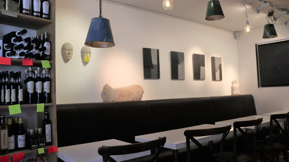 Konstnären Sanny Laurins skulpturer och målningar ställs ut på Jessens saluhall och bar.