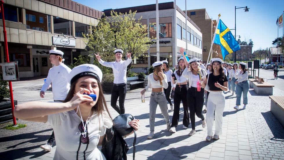Länge var det lugna gatan men sedan gick proppen ur för studenternas mösspåtagning.