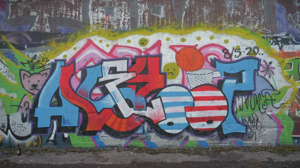 Potion gang släpper singeln "Alley oop", vilket marknadsförs genom en grafittimålning i Luleå.