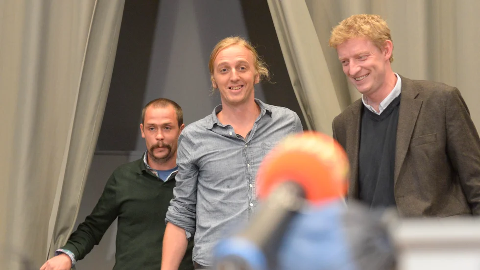 Organisationen Reportrar utan gränser pekar på att pressfriheten försämras globalt. Bilden är från 2012, när journalisterna Johan Persson och Martin Schibbye just kommit hem efter att ha suttit i etiopiskt fängelse. Till höger Jesper Bengtsson från Reportrar utan gränser. 