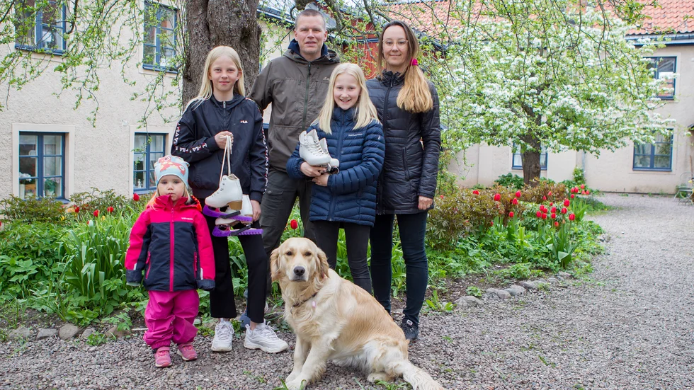 Niklas och Ann-Sofie Ludvigsson jobbar för att starta en konståkningsförening i Vadstena. Något som Ella Jonsson, Sara Ludvigsson och hennes lillasyster Linn hoppas de lyckas med. Hunden Vajna nöjer sig med att titta på.
