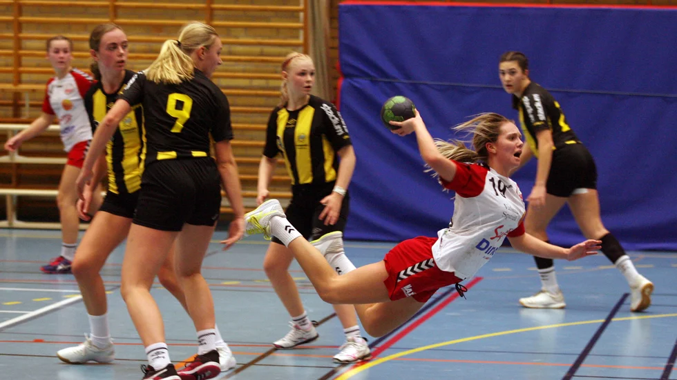 Vadstena HF:s Lotta Tvedsjö kastar sig fram och gör mål i matchen mot Hammarby. En match där VHF vände och vann till 21-19 i slutet, en perfekt start på USM-helgen i hemmahallen. Det var revansch på Hammarby.