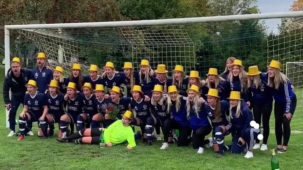 Östervålas damer är klara för division 2 efter en klar seger i sista omgången.
