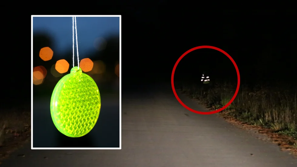 Reportern med reflexväst kommer gående i diket 50 meter framför bilen.