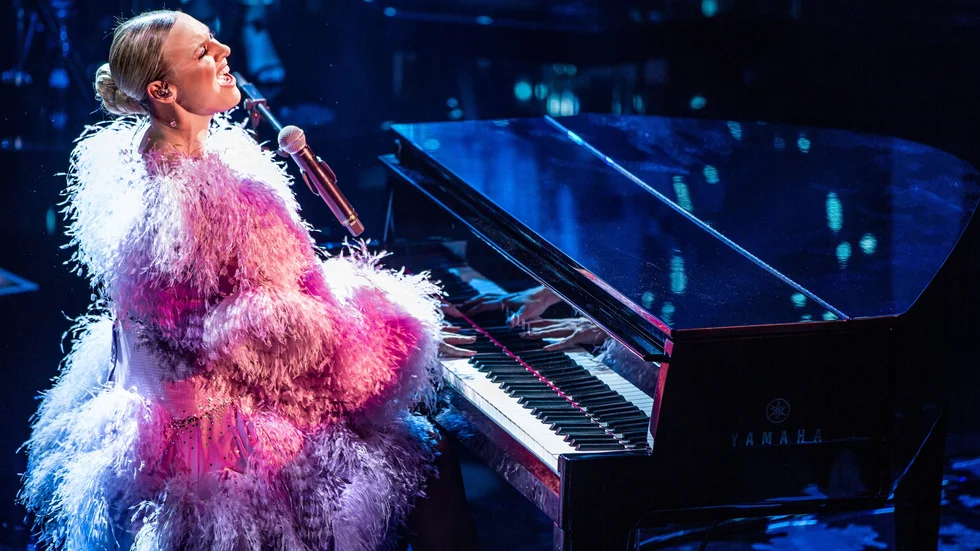 Sanna Nielsen spelar piano under ett av showens nummer, något som hon säger sig alltid vara nervös inför. Bilden är tagen vid ett tidigare tillfälle.