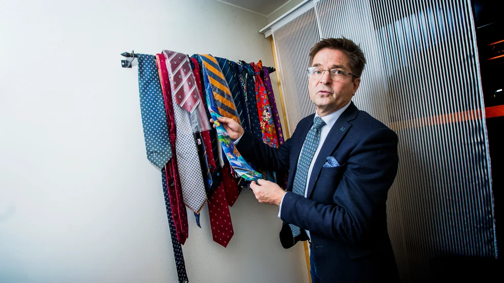 ”Jag tar inte emot mutor, men gärna en slips”, bekänner Staffan Sarbäck och visar sin slipssamling.