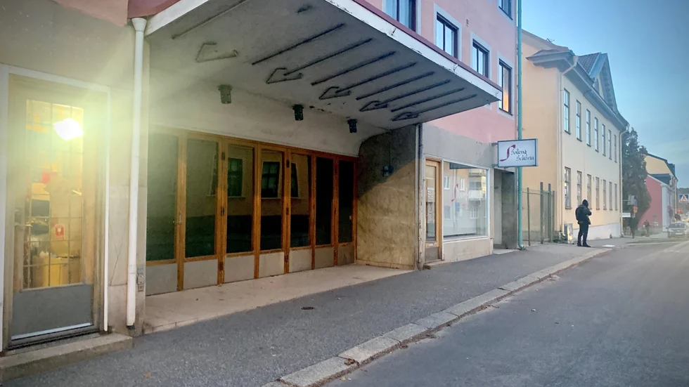 Här på Brunnsgatan 35, i den tidigare biografens lokaler ska det nya härbärget ligga, vägg i vägg med Västra skolan. 