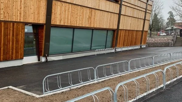 Cykelställen står i många långa rader utanför CIK. Tanken är att de flesta ska ta sig dit utan bil. Bilparkeringen får bara 100 platser, varav hälften är tillgängliga redan nu.
