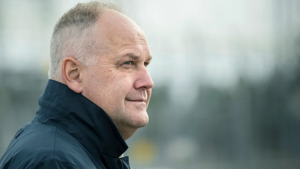 Jonas Sjöstedt omnämns inte specifikt i denna debattartikel. Men "svensk vänster" förekommer i texten. Sjöstedt  är ordförande i Vänsterpartiet. Vilket väl är en koppling som håller. 