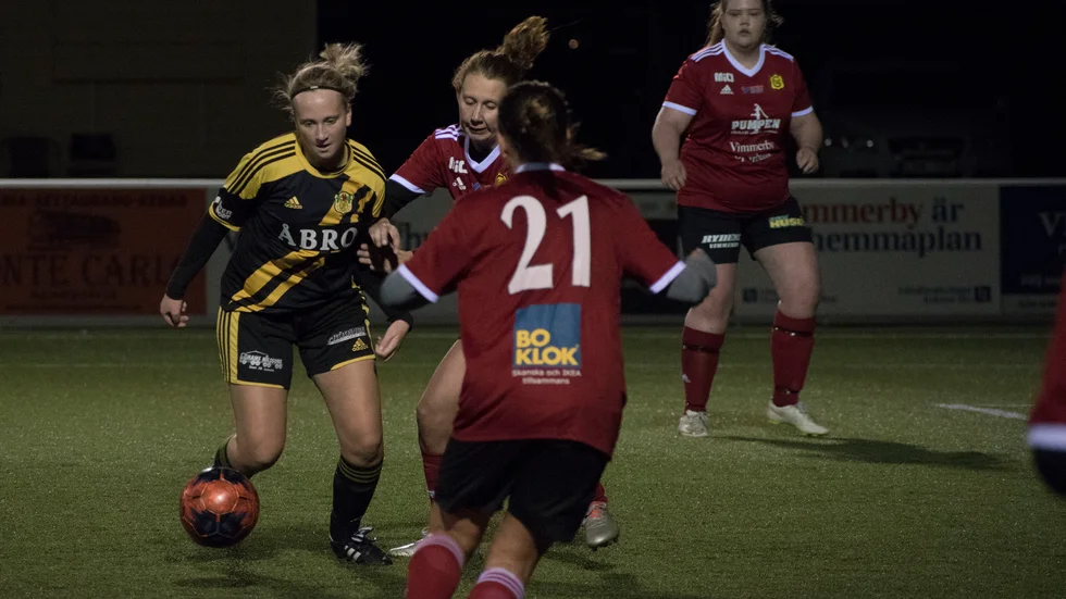 Molly Gustavsson, här i duell med en Gullringenspelare, gjorde 2-0-målet för VIF C.