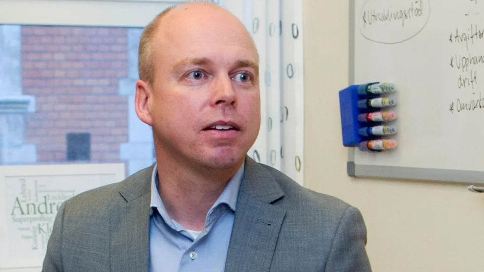 Andreas Hagström, Idrottsutvecklingschef vid Linköpings kommun, är medveten om problemen med belysningen vid Vreta Skid o Motions elljusspår. "Tyvärr finns det inga pengar".