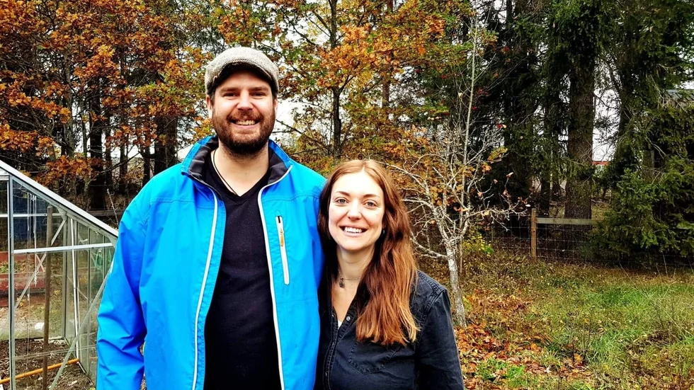 Gustaf Persson och Linnea Kindwall driver biodlingsföretaget Gustafs Gotländska.