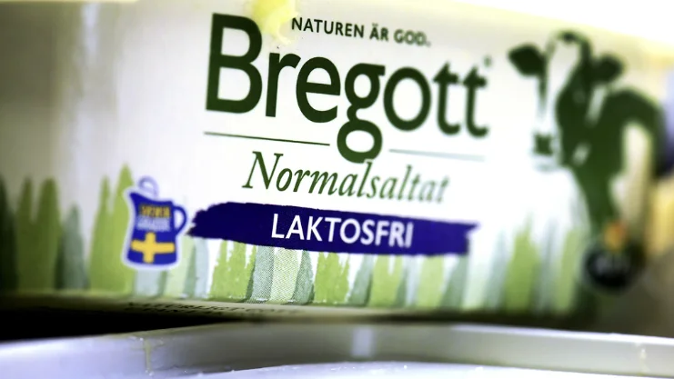 En 60-årig kvinna har dömts för att ha stulit ett paket Bregott. 