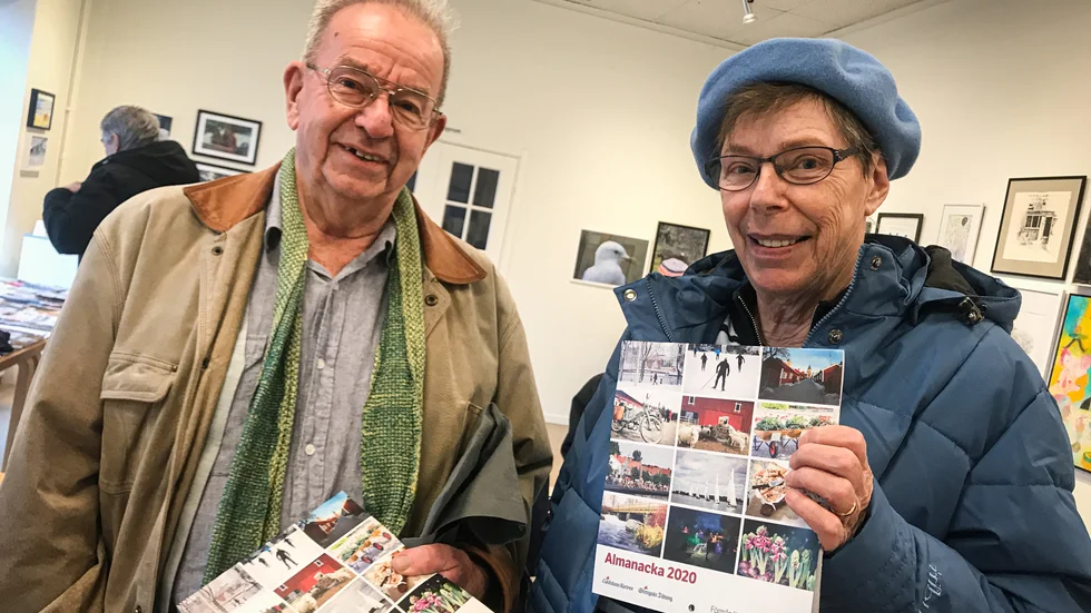 Sven Lindell och Carin Asplund tog tillfället i akt och hämtade almanacka på Flens bibliotek. 
