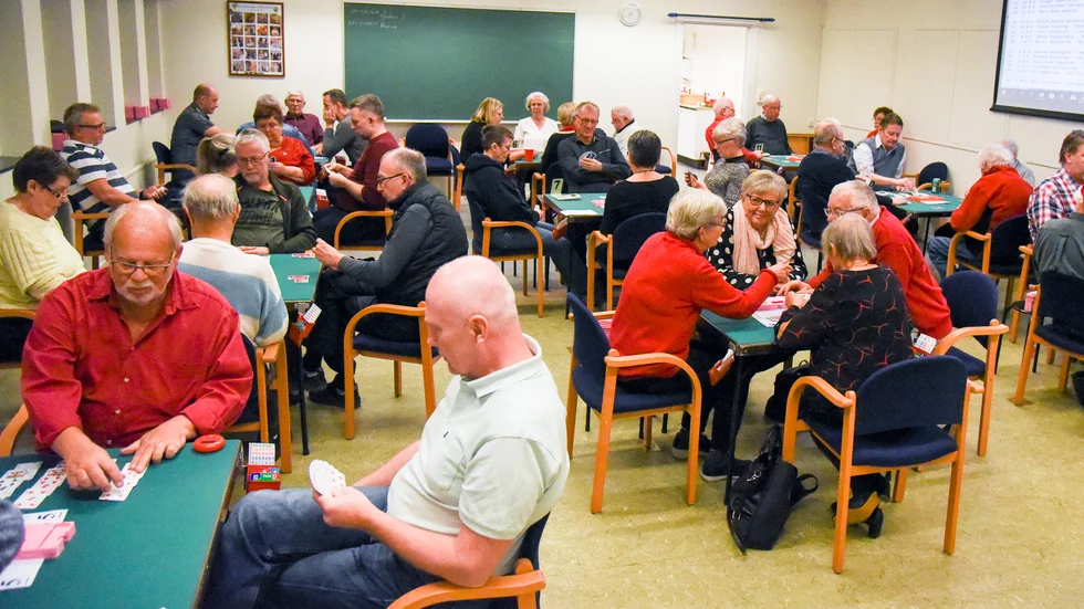 I Gamleby bridgeklubb tävlas det varje torsdag. Strax före jul firade klubben 75 år. 