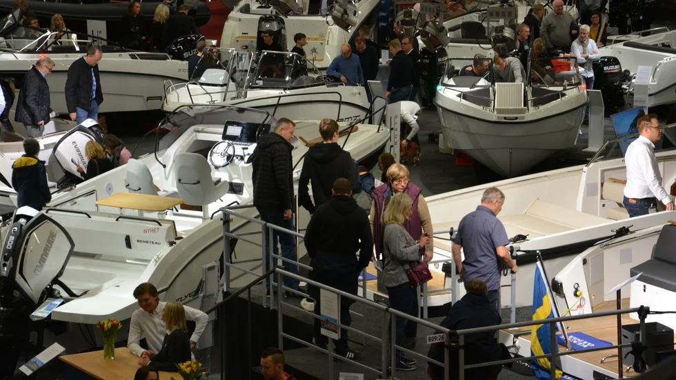 Cirka 20 000 personer besökte redan i helgen Båtmässan i Göteborg. Över 400 motor- och segelbåtar visas på årets mässa, varav femtio är heta nyheter. Mässan pågår till och med söndag 9 februari.