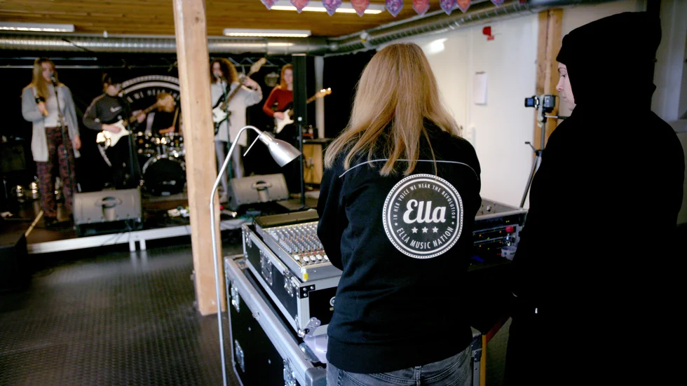 Besparingarna, som slår hårt mot pop- och rocklinjen Ella, fortsätter att väcka känslor.