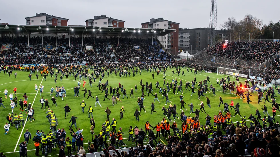 Fansens stormning av planen medförde skadegörelse. 