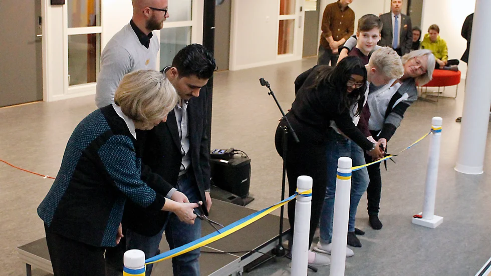 Elever från högstadiet och kulturskolan fick vara med och klippa band vid invigningen. 
