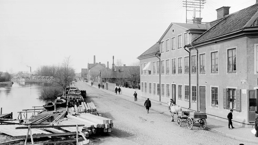 Nya tider 1901-1902. Gångbron Eddaspången har flyttats och gett plats för nya Haglunds bro där häst och vagn kan köra. Svartbäckens tullhus har just rivits och bråten ligger kvar. 