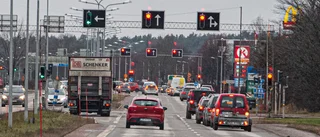 Lastbil och personbil i krock på Tycho Hedéns väg