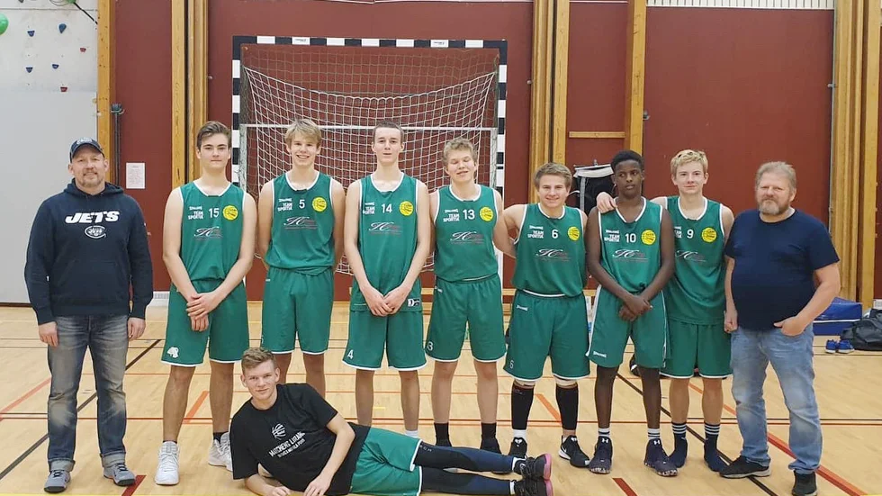 Motala baskets U19-lag, här coachen Kari Hyvönen längst till höger, vann på bortaplan i Örebro.