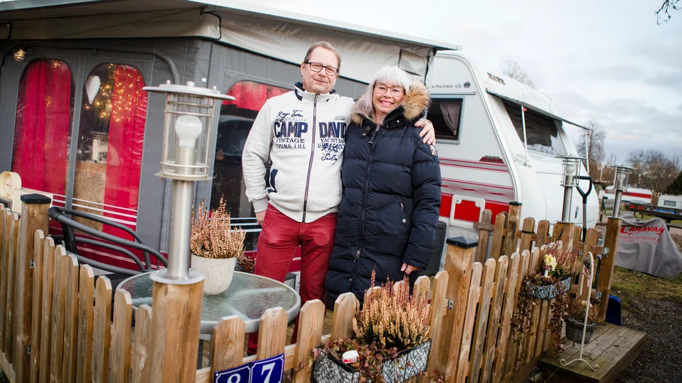 Peter och Ulrika Asp köpte sin husvagn och tält av en annan campare på Djulö. Nu har de byggt altan runt om förtältet. 