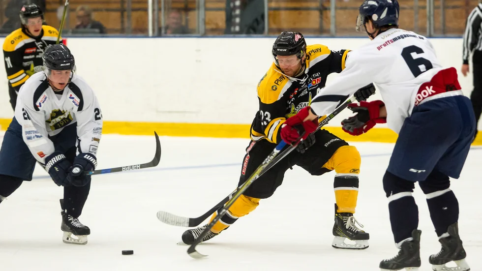 Pontus Ronell var en av tre tvåmålsskyttar när Maif vann med 9-2 mot Tibro.