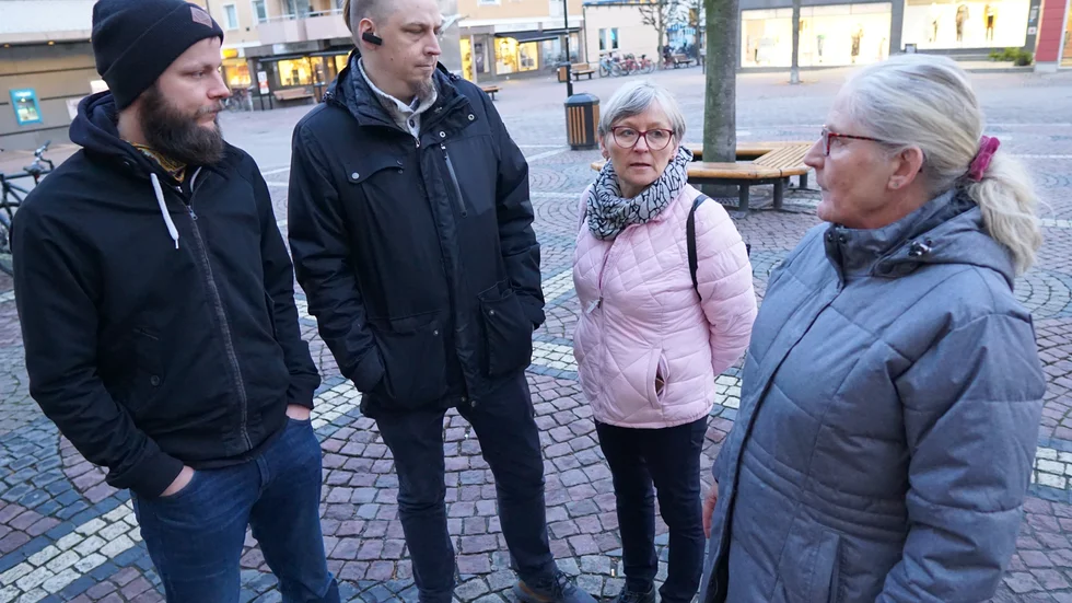 Jacob Hoffsten och Anders Loman från Socialisterna diskuterar med Barbro Nyberg och Viola Olsson från Lindögården.