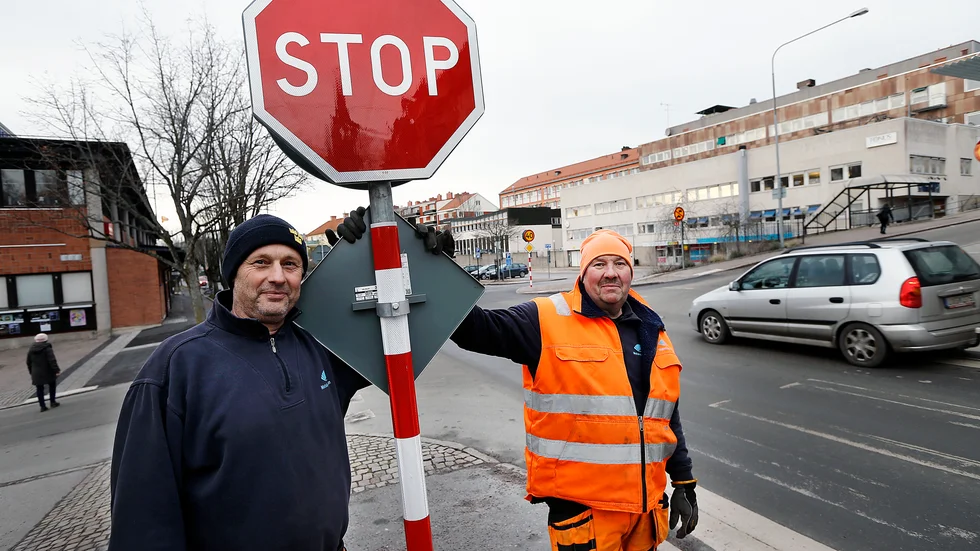 Magnus Åstrand och Stefan Tackebo sätter upp skyltar i det nya gångfartsområdet. De vittnar om att nyordningen inte är oproblematisk.