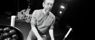 Teatervår med sjuk komedi och bygdegårdsturné