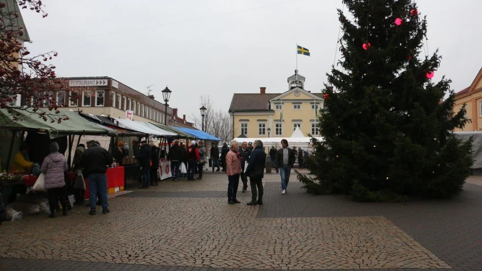 Gråmulet och duggregn. "En del försäljare ringde återbud samma morgon. Men en fördel är att de nu kan gå in på vår hemsida och välja placering på en karta", säger Tomas Larsson på kommunen.