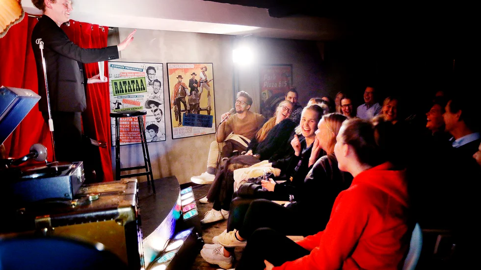 Om kultur- och nöjessektorn ska överleva måste publiken masa sig upp ur tv-soffan när pandemin är över, skriver Catarina Nitz i sin krönika. Bilden är från en humorshow med Carl Tillenius i Eskilstuna 2019.