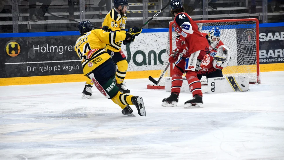 Adam Åhman tar hand om pucken.