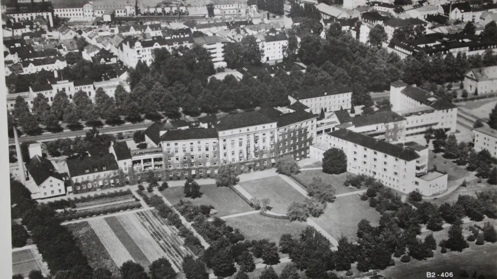 Så här såg gamla lasarettet vid Södra Promenaden ut, innan nya byggnaderna kom till här på baksidan.
.