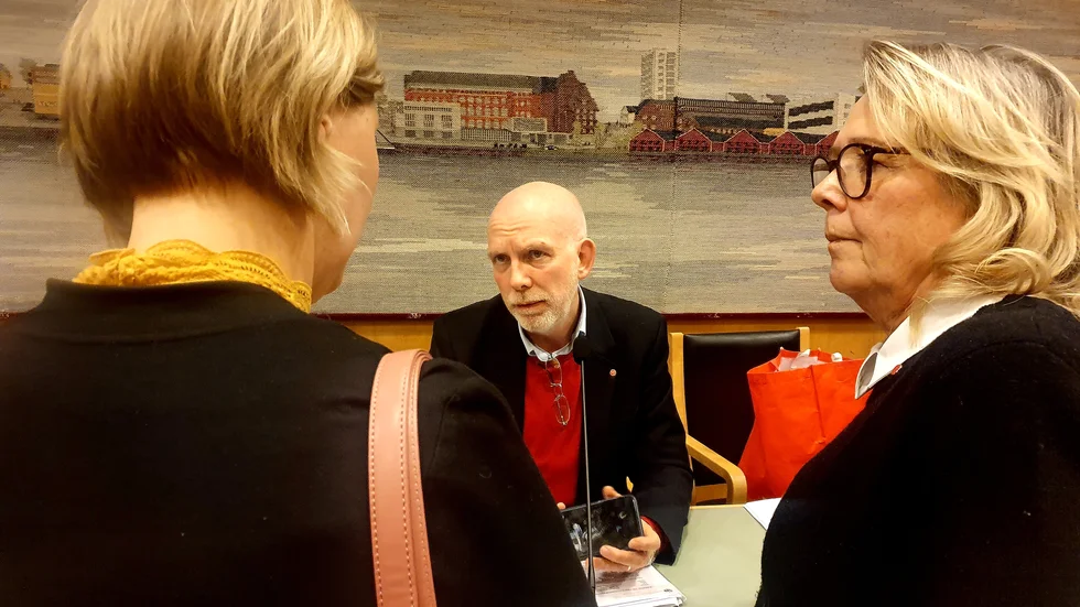 Anders Öberg i samspråk med valberedningens ordförande Carina Sammeli och Ia Uvberg, ombudsman.