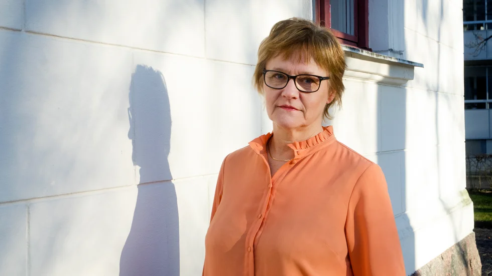 Marie-Louise Forslund Mustaniemi (KD) tillsammans med Moderaterna och Liberalerna i Region Sörmland är bekymrade över hur de nya sjukhusbyggena ska kunna finansieras på lång sikt.