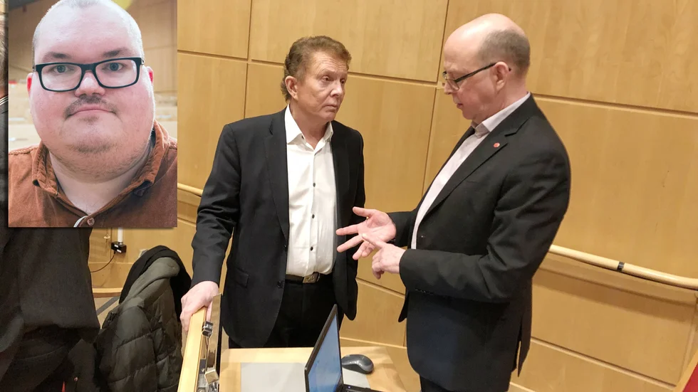 Region råd Kenneth Backgård (SJVP) pressades hårt av både Johannes Sundelin (S) och Glenn Berggård (V) i frågan om nedläggningen om vårdnära service. "Du som högste politiske ledare har ansvaret för vad som sker. Det är ditt jobb, vad du har betalt för", sa Sundelin.
