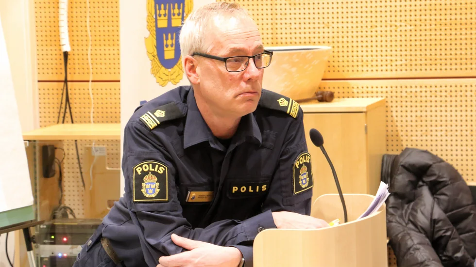 Polisen är förtegna om det misstänka mordet i Storebro. "Utredningen fortgår" säger Robert Loeffel. 