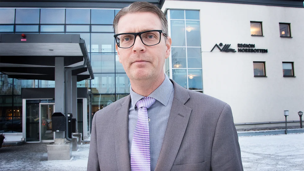 Mattias Karlsson kräver att Trafikverket arbetar snabbare med frågan om säkra trafikövergångar.