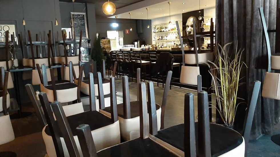 Det var inte direkt nån lunchrustning på Nodo under onsdagen. Restaurangen har stängt och bolaget som driver den begärs i konkurs, men en ny ägare är klar och verksamheten kommer att fortsätta.