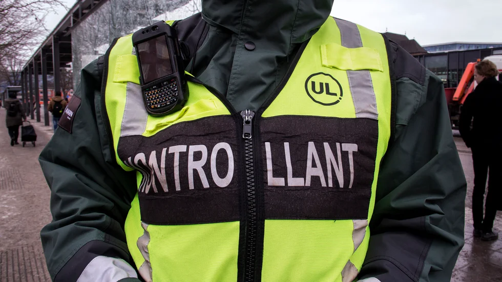 När en biljettkontrollant bötfällde en man som åkte utan biljett påstod mannen att han hade smittat hen med en sjukdom.