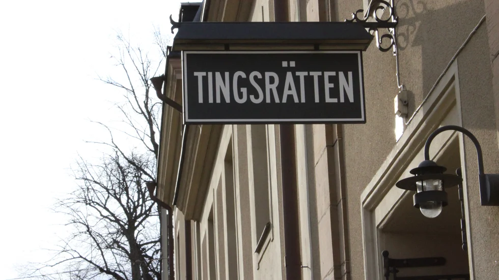 Göta hovrätt fastställer tingsrättens dom och dömer kvinnan till en månads fängelse.