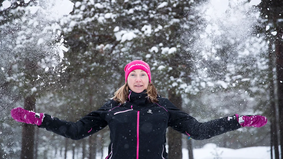 Genom hela sitt liv har Nina Lintzén haft ett nära förhållningssätt till snö. I dag har hon lagt ned elitsatsningen inom långlopp, men i sitt arbete som snöforskare på LTU har hon behållit kontakten till den vita varan som är så eftertraktad i dag.