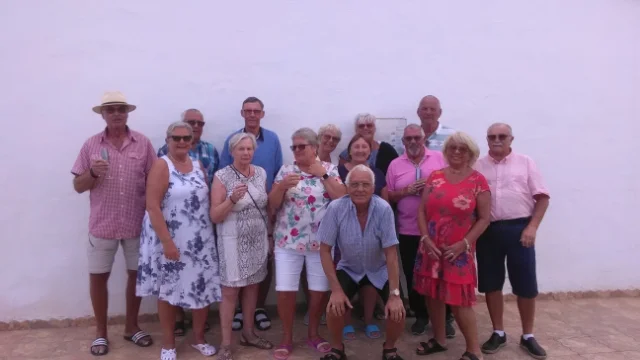 En grupp gotlänningar befinner sig på Gran Canaria, där utegångsförbud har införts.