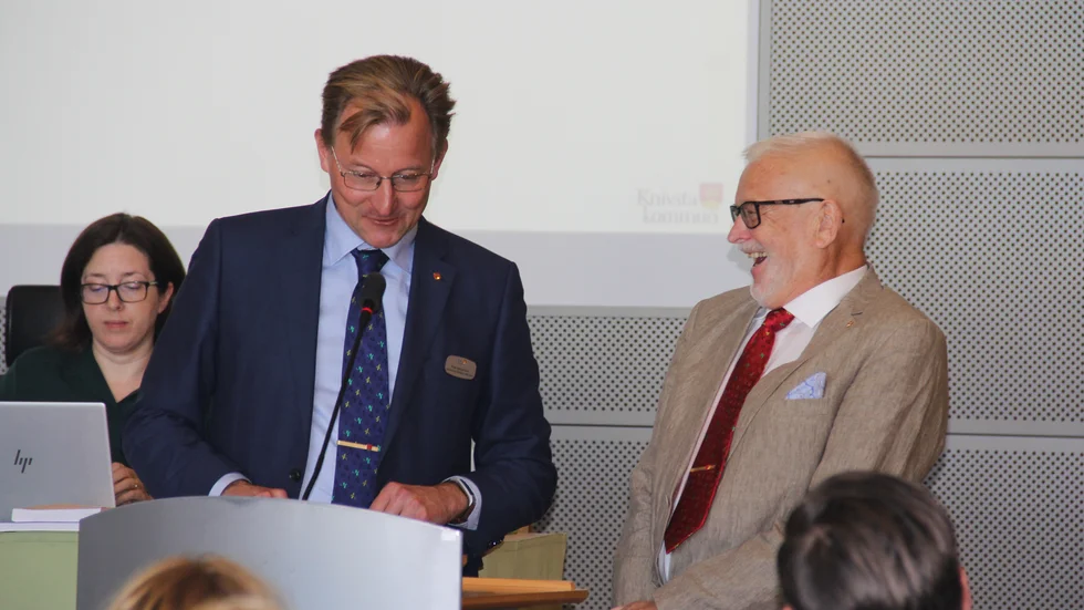 Nuvarande fullmäktigeordföranden Klas Bergström tackar av sin företrädare Kenneth Gunnar, som var ordförande i åtta år. Det är det längsta hittills i Knivsta kommun som bara funnits i knappt 17 år.