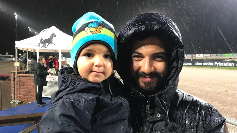 Simon och sonen Noah från Västerås trotsade det snöblandade regnet för hästarnas skull.