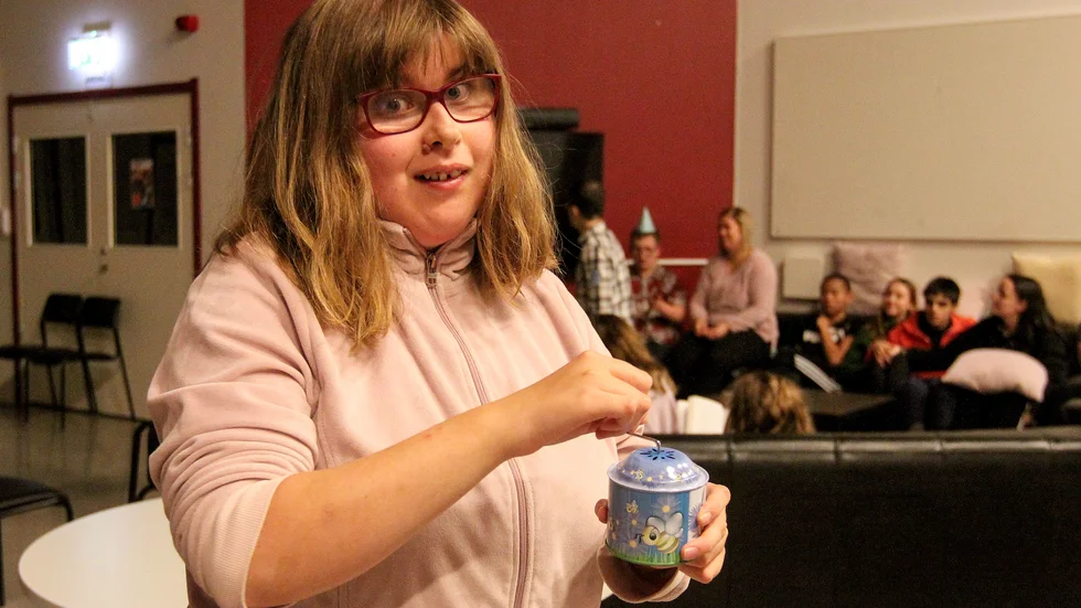 Linnea Johansson gillade sagan om Pippis födelsedag och provade på att spela på speldosan efter högläsningen.