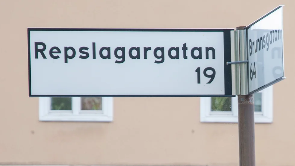 Ett -e har glömts bort på sex nya gatuskyltar längs Repslagaregatan.